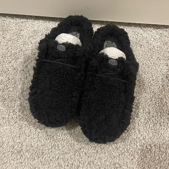 Hey Dude fluffy indoor/outdoor slippers 🖤 - Picture 2 of 7